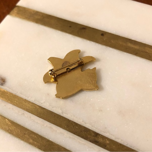 Free w. Purchase-White Flower Enamelled Pin - Picture 2 of 5